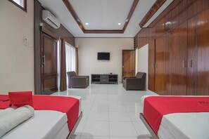 Family Room | Desk, free WiFi - RedDoorz plus near Museum Geologi Bandung (Bandung)