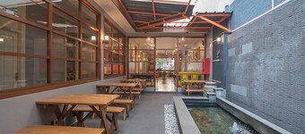 RedDoorz plus near Museum Geologi Bandung