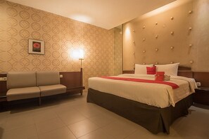 Executive Room | Desk, free WiFi - RedDoorz Plus @ Cipaganti Street 3 (Bandung)