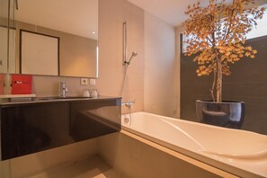 Executive Room | Bathroom | Shower, free toiletries - RedDoorz Plus @ Cipaganti Street 3 (Bandung)