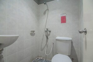 Shower, free toiletries
