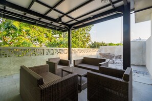 Exterior - RedDoorz Plus near Senayan City - Hostel (Jakarta)