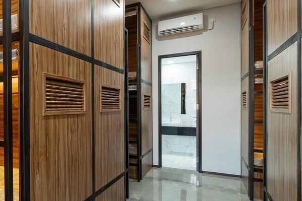 Free WiFi - RedDoorz Plus near Senayan City - Hostel (Jakarta)