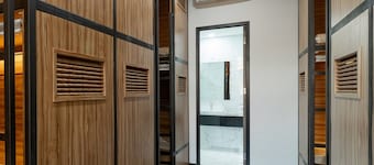 RedDoorz Plus near Senayan City - Hostel