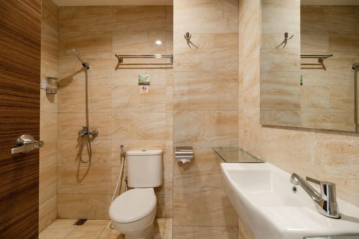 Une salle de bain moderne équipée d’une douche, de toilettes et d’un lavabo.