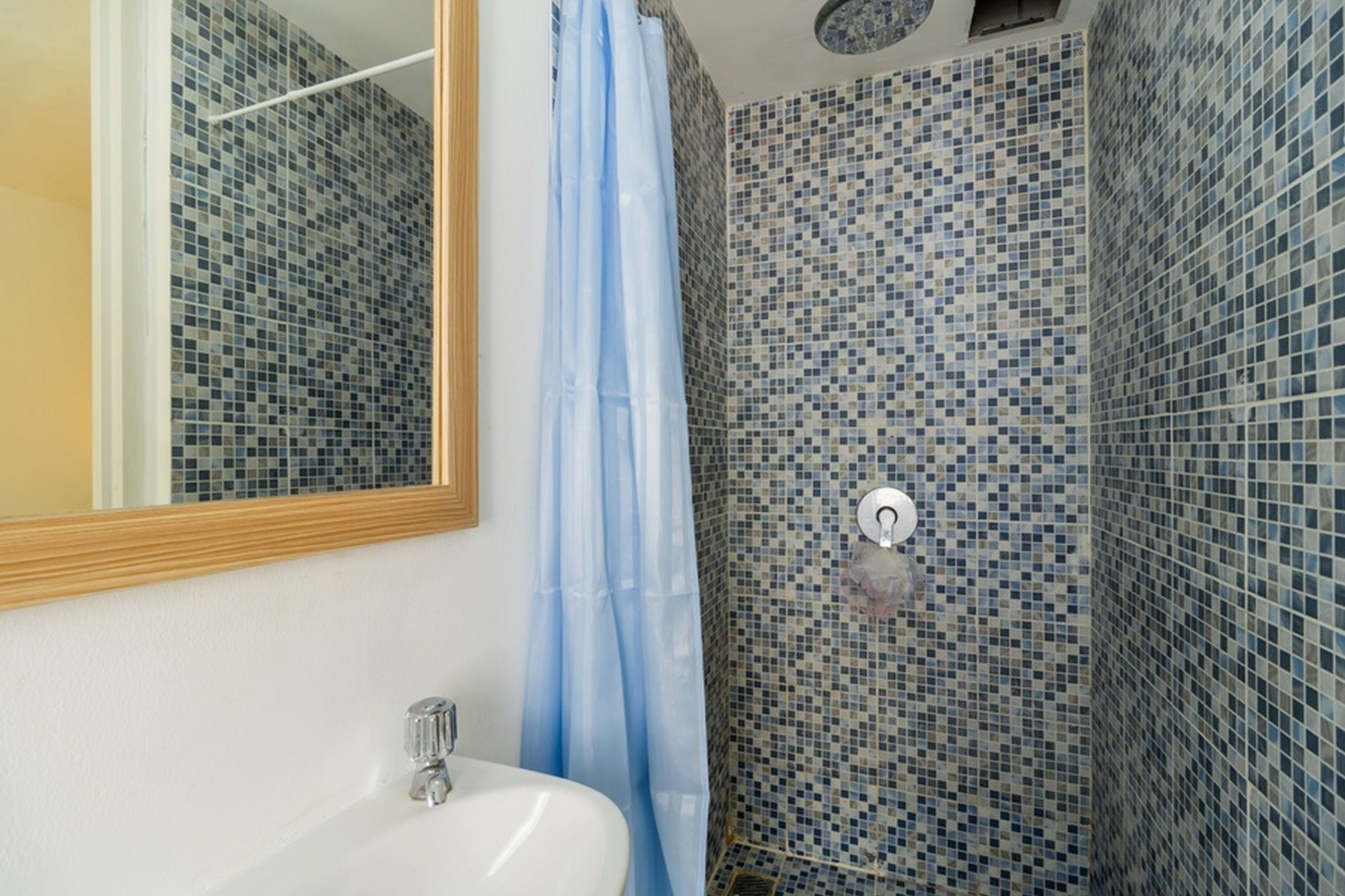 double room | bathroom | shower, free toiletries, towels