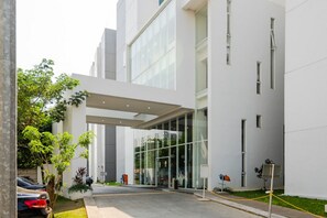 Exterior - RedDoorz Apartment @ Aeropolis Tangerang (Tangerang)