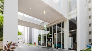 Un edifici modern amb grans finestres de vidre i un terrat pla.