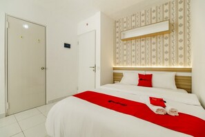 Double Room | Desk, free WiFi - RedDoorz Apartment @ Aeropolis Tangerang (Tangerang)