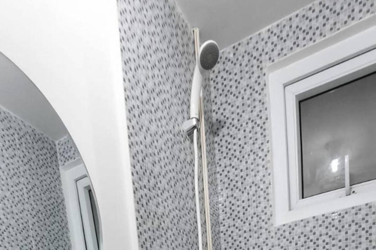 Badkamer | Een douche, gratis toiletartikelen, handdoeken