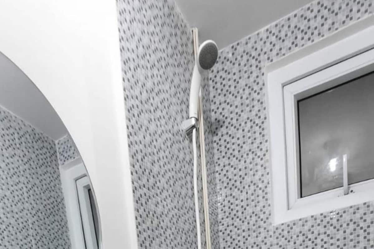 Bathroom | Shower, free toiletries, towels