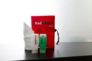 Shower, free toiletries, towels - RedDoorz @ Tebet Barat 2 (Jakarta)