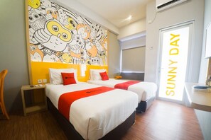 Twin Room | Desk - RedDoorz Apartment near Bundaran Satelit Surabaya (Surabaya)