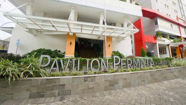 A building with a sign reading "PAVILION PERMATA" and a covered entrance. - RedDoorz Apartment near Bundaran Satelit Surabaya (Surabaya)