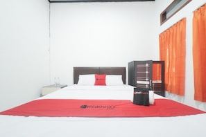 Premium Room | Desk, free WiFi - RedDoorz Syariah near Mall Roxy Banyuwangi 2 (Banyuwangi)