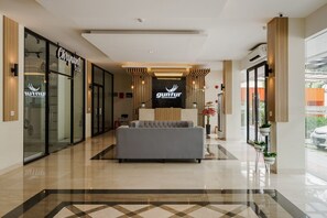 Lobby sitting area - Residences by RedDoorz @ Guntur Raya Setiabudi (Jakarta)