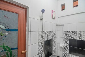 Shower, free toiletries - RedDoorz near Exit Toll Pasteur 3 (Bandung)