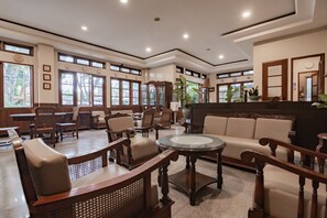 Lobby sitting area - RedDoorz near Simpang Dago 2 (Bandung)