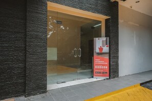Property entrance - RedDoorz Plus near Plaza Blok M (Jakarta)