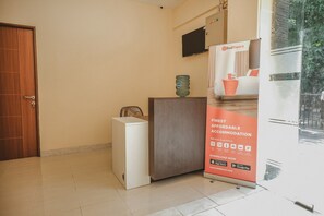 Reception - RedDoorz Plus near Plaza Blok M (Jakarta)