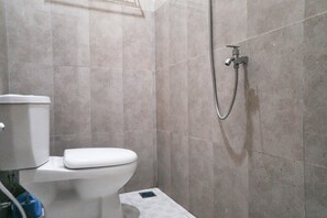 Habitación doble | Baño | Regadera y amenidades de baño gratuitas 