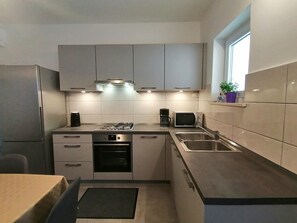Fridge, microwave, oven, stovetop - Holiday apartment "Dunja", only 500m from the beach (Pula)