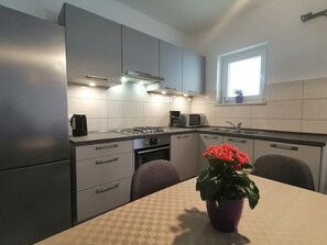 Fridge, microwave, oven, stovetop - Holiday apartment "Dunja", only 500m from the beach (Pula)