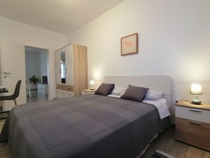 2 Schlafzimmer, Schreibtisch, Bügeleisen/Bügelbrett, kostenloses WLAN