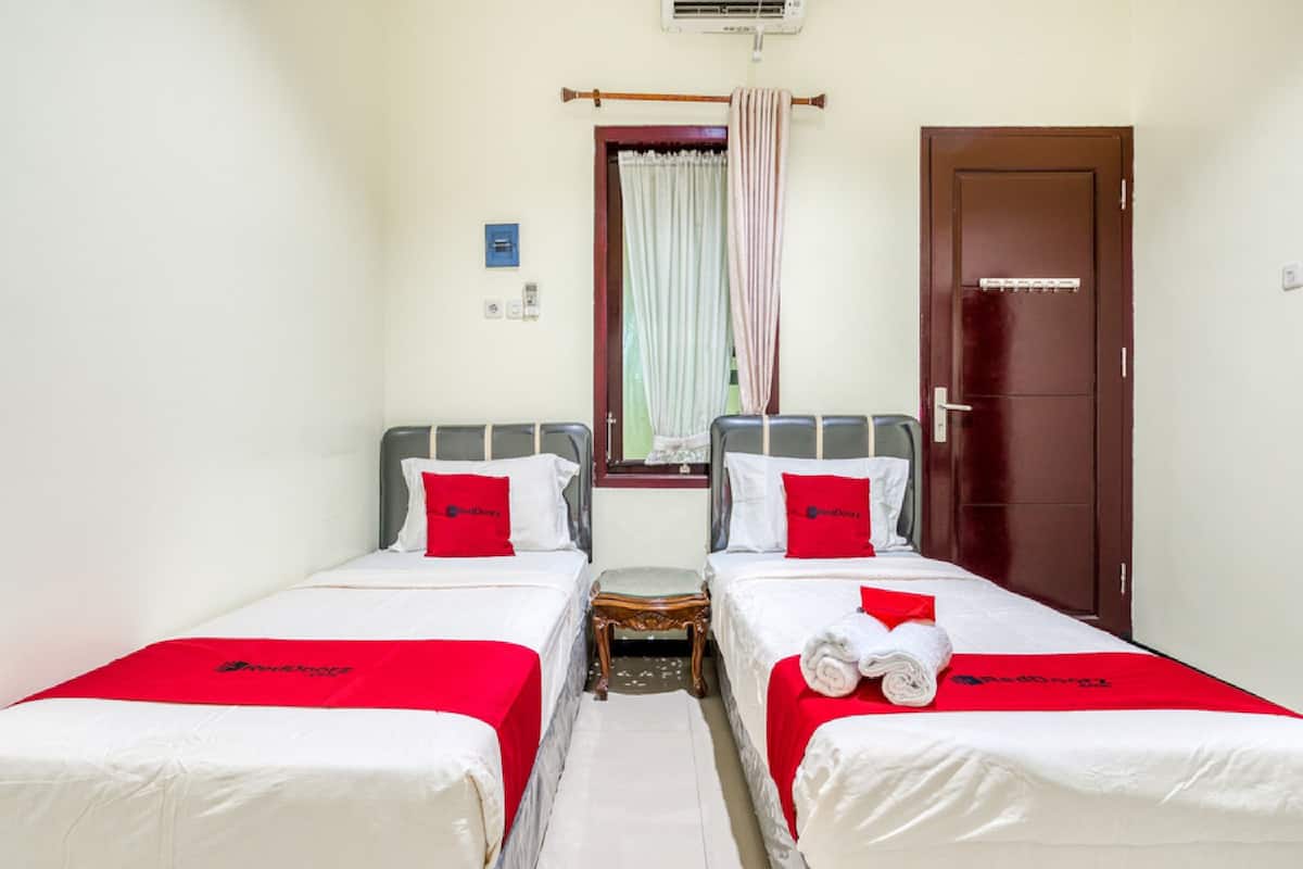 Twin Room | Desk, free WiFi