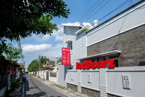 Front of property - RedDoorz near Solo Square 3 (Surakarta)