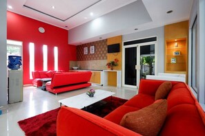 Lobby sitting area - RedDoorz near Solo Square 3 (Surakarta)