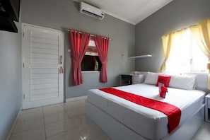 Double Room | Desk, free WiFi - RedDoorz near Solo Square 3 (Surakarta)