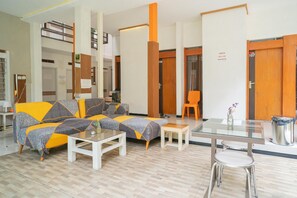 Lobby sitting area - Reddoorz Syariah Near Transmart MX Malang (Malang)