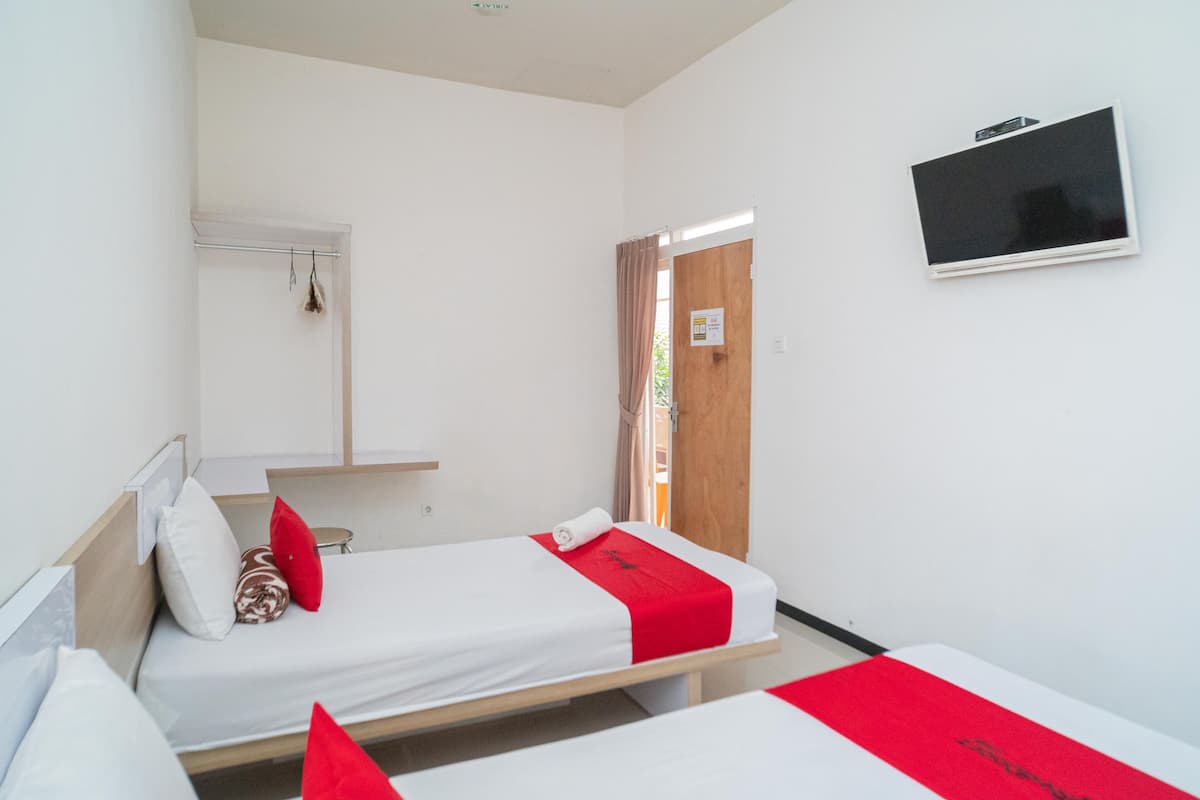 Twin Room | Desk, free WiFi