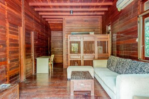 Family Room | Desk, free WiFi - RedDoorz Resort @ Taman Wisata Mangrove (Jakarta)