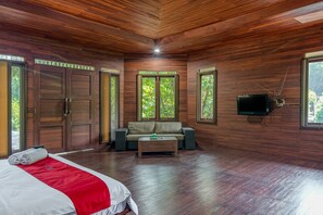 Double Room | Desk, free WiFi - RedDoorz Resort @ Taman Wisata Mangrove (Jakarta)