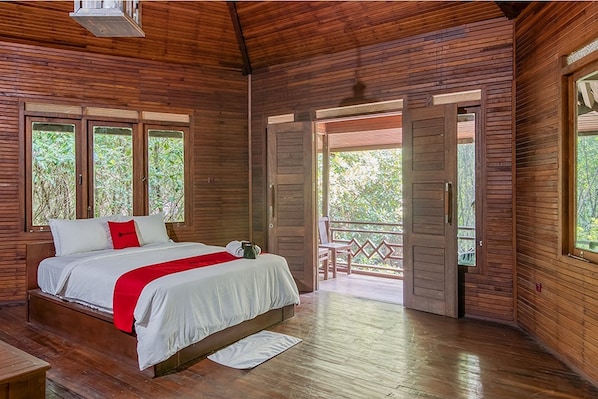 Desk, free WiFi - RedDoorz Resort @ Taman Wisata Mangrove (Jakarta)