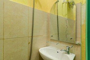 Double Room | Bathroom | Shower, free toiletries, towels