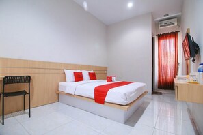 Desk, free WiFi - RedDoorz Syariah near Universitas Jenderal Soedirman (Purwokerto)