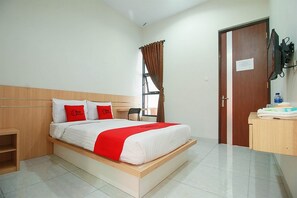 Desk, free WiFi - RedDoorz Syariah near Universitas Jenderal Soedirman (Purwokerto)