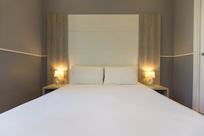 Chambre Deluxe double | Minibar, coffre-fort, décor unique, bureau
