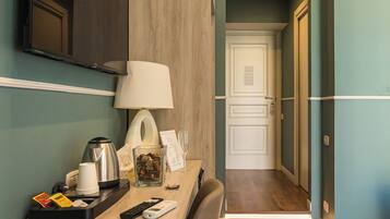 Quarto casal superior, banheira de hidromassagem | Frigobar, cofres nos quartos, individualmente decorados, escrivaninha