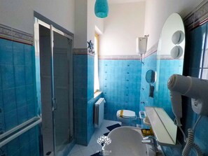 Værelse - privat badeværelse - udsigt til have (Camelia) | Badeværelse | Bruser, gratis toiletartikler, hårtørrer, badekåber