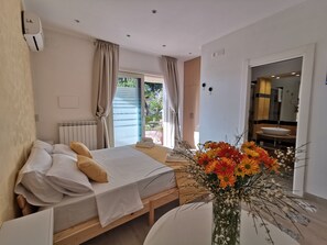 Zimmer, eigenes Bad, Gartenblick | Zimmersafe, Verdunkelungsvorhänge, kostenloses WLAN, Bettwäsche