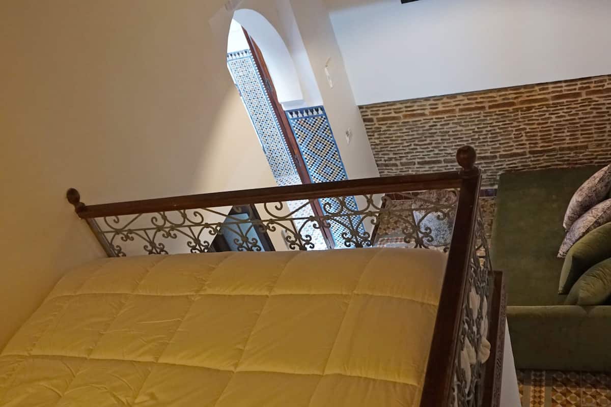 Bureau, rideaux occultants, chambres insonorisées