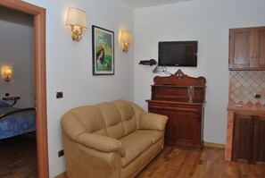 Quadruple Room (Donizetti) | Living area