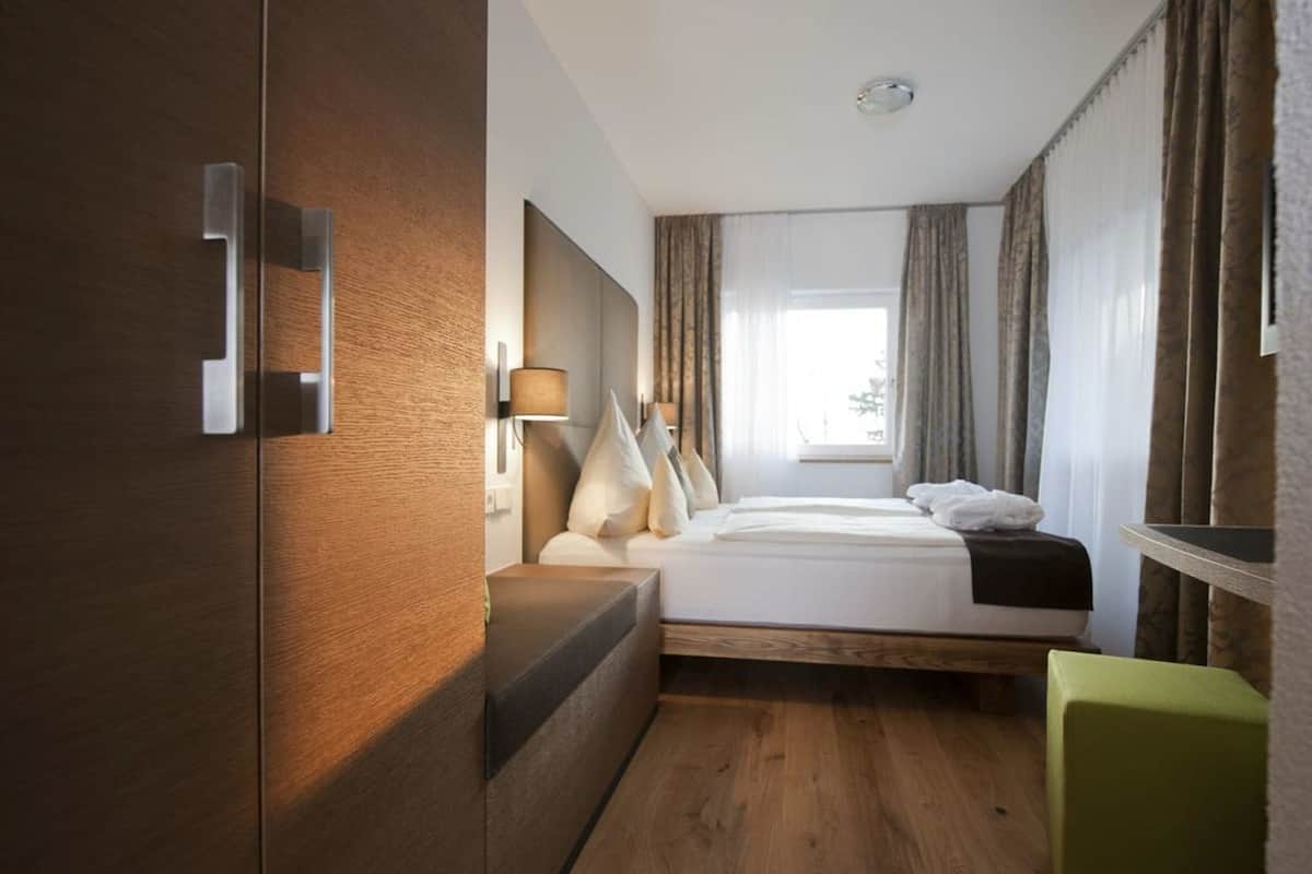 Doppelzimmer | Zimmersafe, kostenlose Babybetten, Zustellbetten, kostenloses WLAN