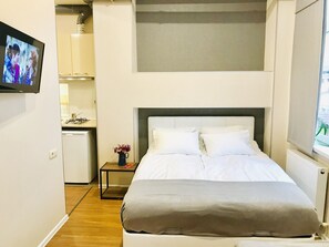 Silitysrauta/-lauta, Wi-Fi, vuodevaatteet