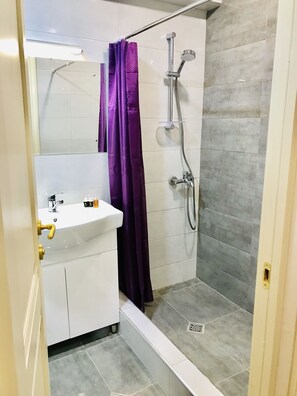 Douche, sèche-cheveux, serviettes fournies, savon