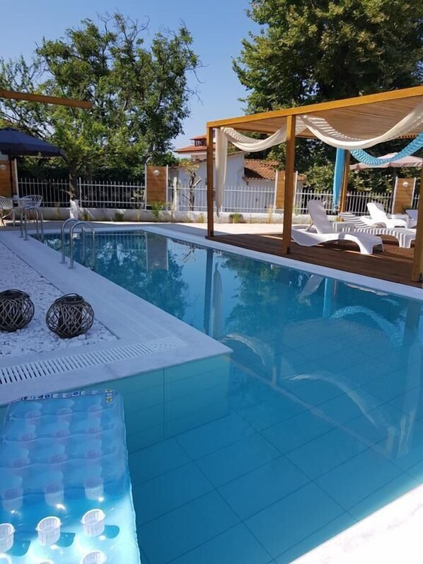 Piscine extérieure, chaises longues